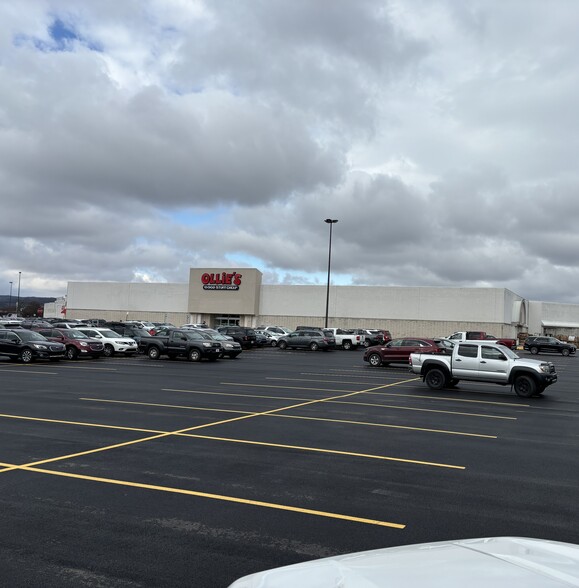 225 Columbia Mall Dr, Bloomsburg, PA à vendre - Photo de l’immeuble – Image 2 sur 3