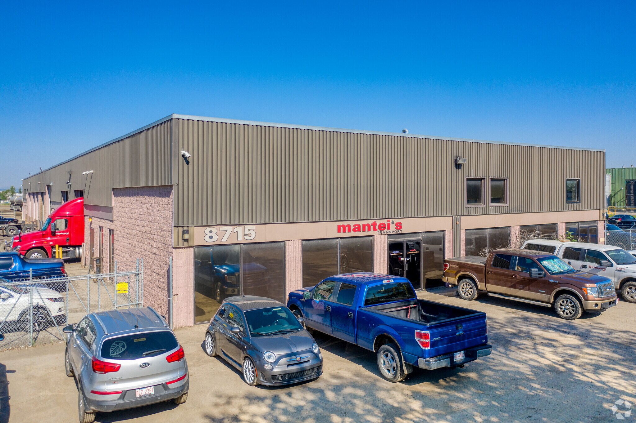 8715 44th St SE, Calgary, AB à vendre Photo principale– Image 1 sur 27