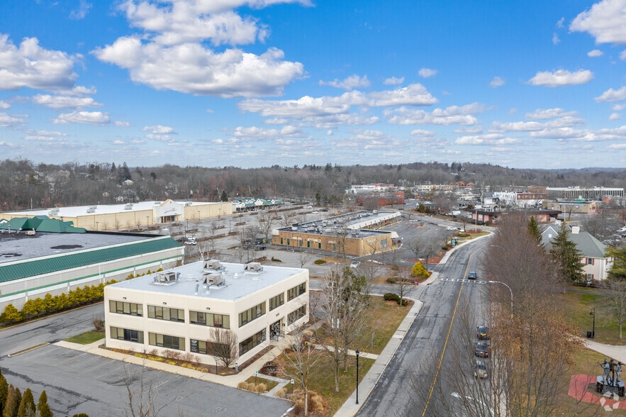 1825 Commerce St, Yorktown Heights, NY à louer - Aérien – Image 2 sur 4