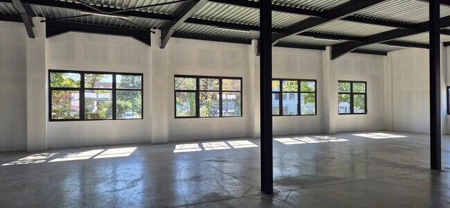 Plus de détails pour Local d'activités à louer