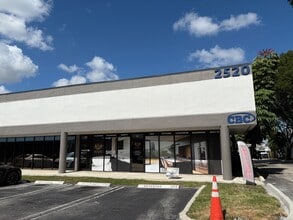 2570-2580 N Powerline Rd, Pompano Beach, FL à louer Photo de l’immeuble– Image 1 sur 13