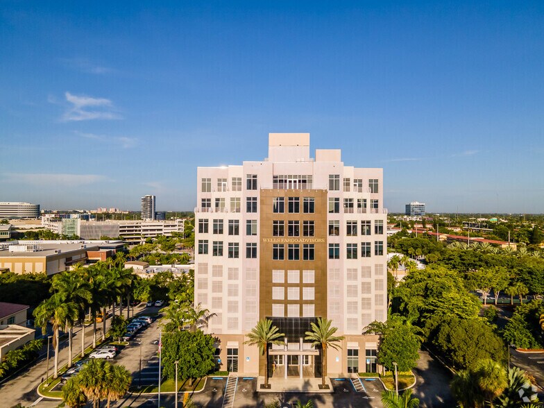 19950 W Country Club Dr, Aventura, FL à louer - Photo de l’immeuble – Image 3 sur 8