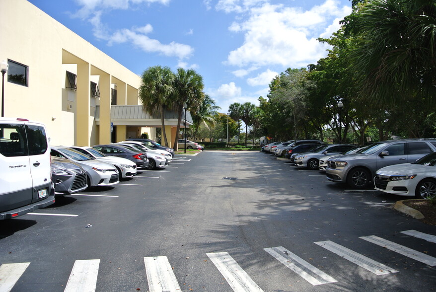 3800 W Broward Blvd, Fort Lauderdale, FL à louer - Photo de l’immeuble – Image 3 sur 7