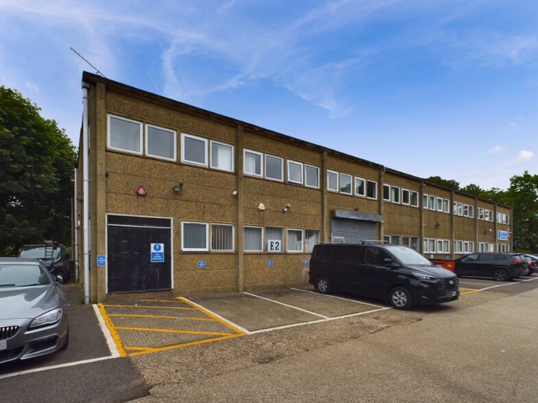 Queens Rd, Barnet à louer - Photo principale – Image 1 sur 9