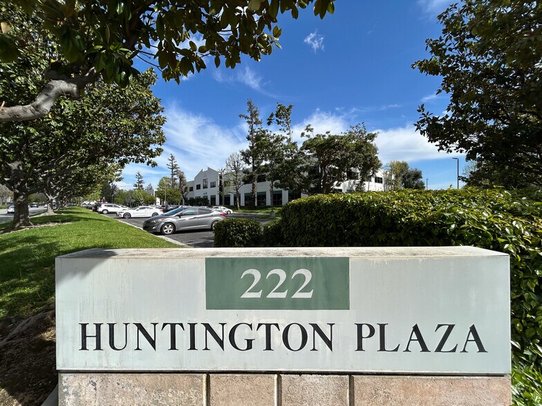 222 E Huntington Dr, Monrovia, CA à louer - Photo de l’immeuble – Image 1 sur 10