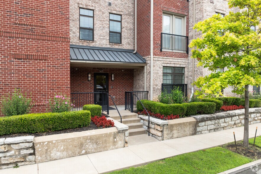 1221 E Broadway, Louisville, KY à louer - Photo de l’immeuble – Image 3 sur 74