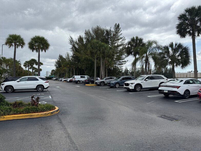 4005 NW 114th Ave, Doral, FL à louer - Photo de l’immeuble – Image 3 sur 20