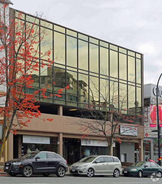 1124-1128 Lonsdale Ave, North Vancouver, BC à louer - Photo de l’immeuble – Image 2 sur 2