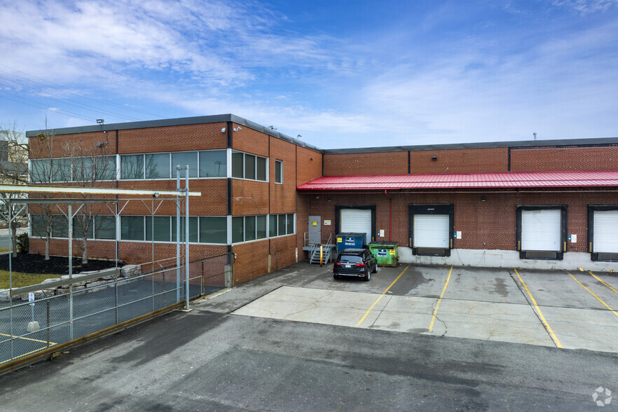 137 Horner Ave, Toronto, ON à louer - Photo de l’immeuble – Image 2 sur 5