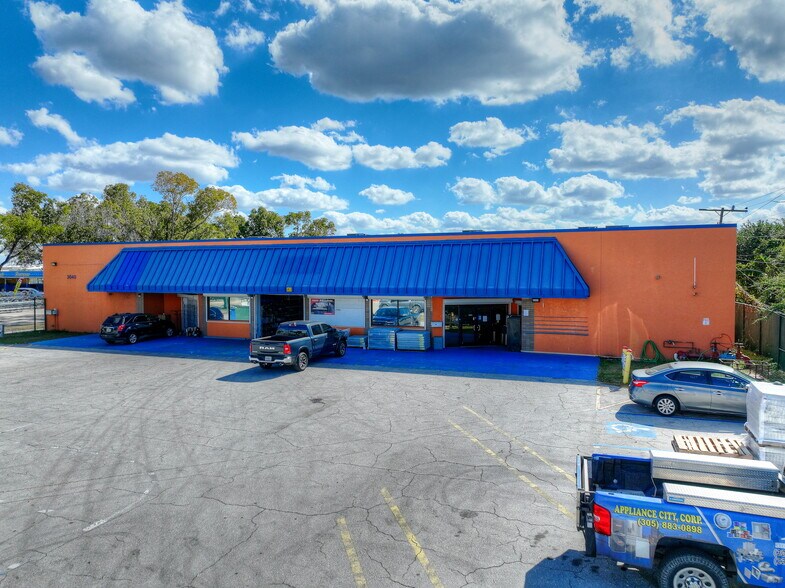 3040 Fowler St, Fort Myers, FL à louer - Photo de l’immeuble – Image 3 sur 10