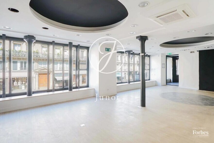 Immeuble residentiel dans Paris à vendre - Photo intérieure – Image 1 sur 11