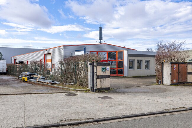 Plus de détails pour 2 Bis Rue De Catalogne, Décines-Charpieu - Bureau, Local d'activités à louer