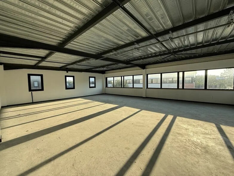 Local d’activités dans Villeneuve-la-Garenne à louer - Photo intérieure – Image 3 sur 8