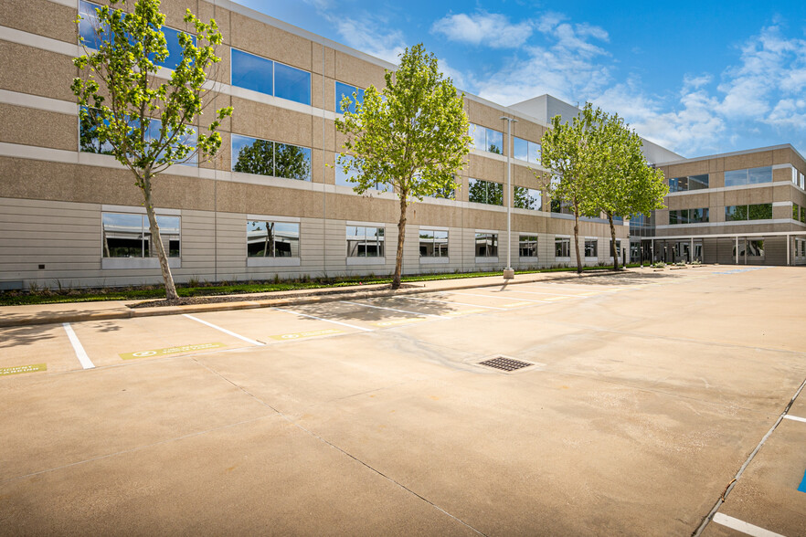 11210 Equity Dr, Houston, TX à louer - Photo de l’immeuble – Image 2 sur 14