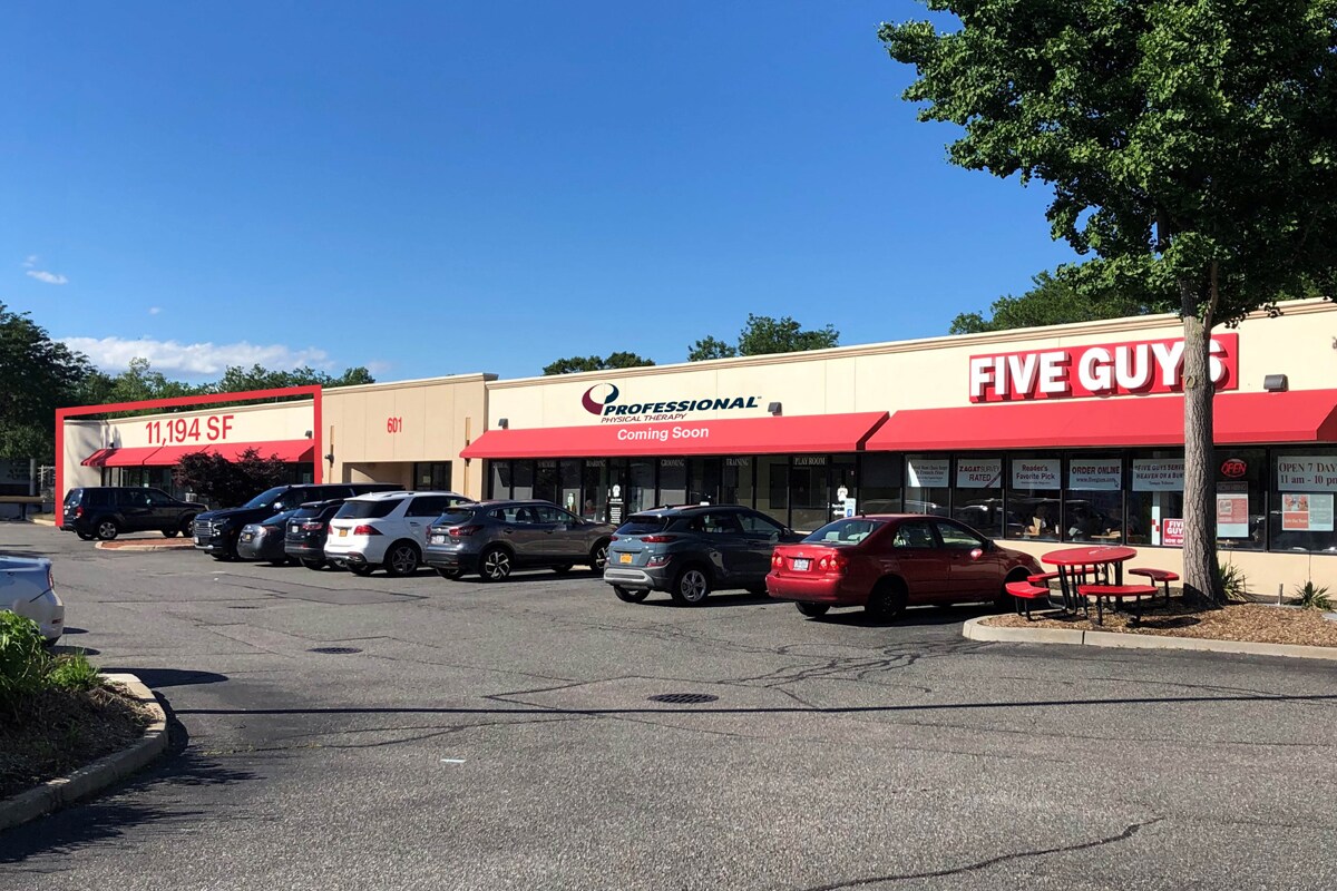 601 Veterans Memorial Hwy, Hauppauge, NY à louer Photo de l’immeuble– Image 1 sur 7