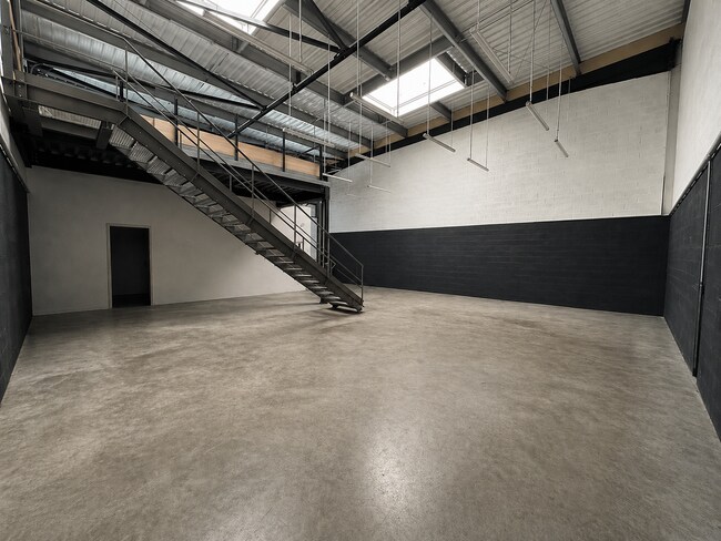 Plus de détails pour 17D Lartigue, Beychac-et-Caillau - Local d'activités à louer