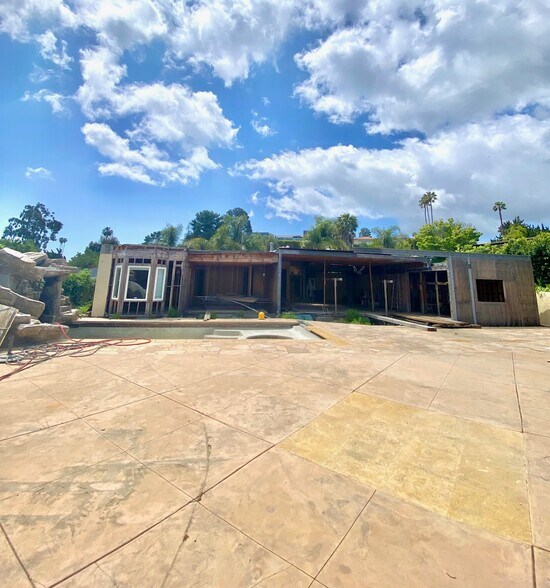 16351 Sloan Dr, Los Angeles, CA à vendre - Photo de l’immeuble – Image 3 sur 5