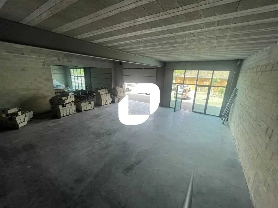 Local d’activités dans SAINT-JEAN-D'ILLAC à louer Photo intérieure– Image 1 sur 9