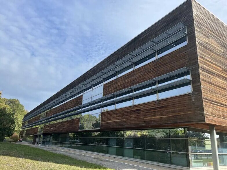 Bureau dans Boigny-sur-Bionne à vendre - Photo de l’immeuble – Image 1 sur 11
