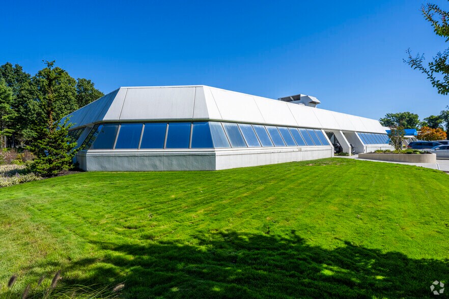 1895 Walt Whitman Rd, Melville, NY à louer - Photo principale – Image 1 sur 11