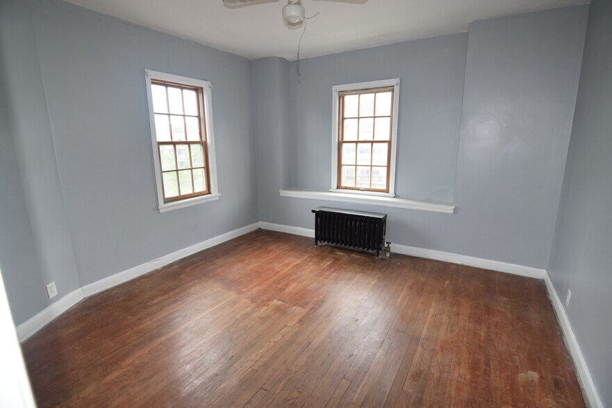 2260 Noble Rd, Cleveland Heights, OH à vendre - Photo intérieure – Image 3 sur 8