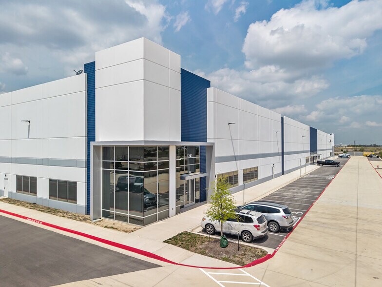 1225 Fortuna Rd, San Marcos, TX à louer - Photo de l’immeuble – Image 2 sur 12