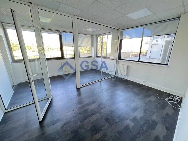Bureau dans Évry-Courcouronnes à louer - Photo de l’immeuble – Image 3 sur 5