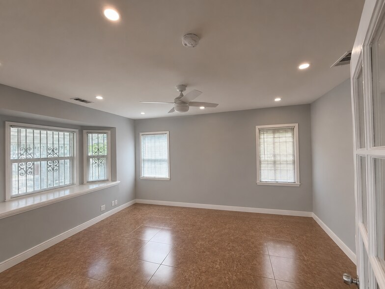 11628-11630 Victory Blvd, North Hollywood, CA à vendre - Photo intérieure – Image 2 sur 10