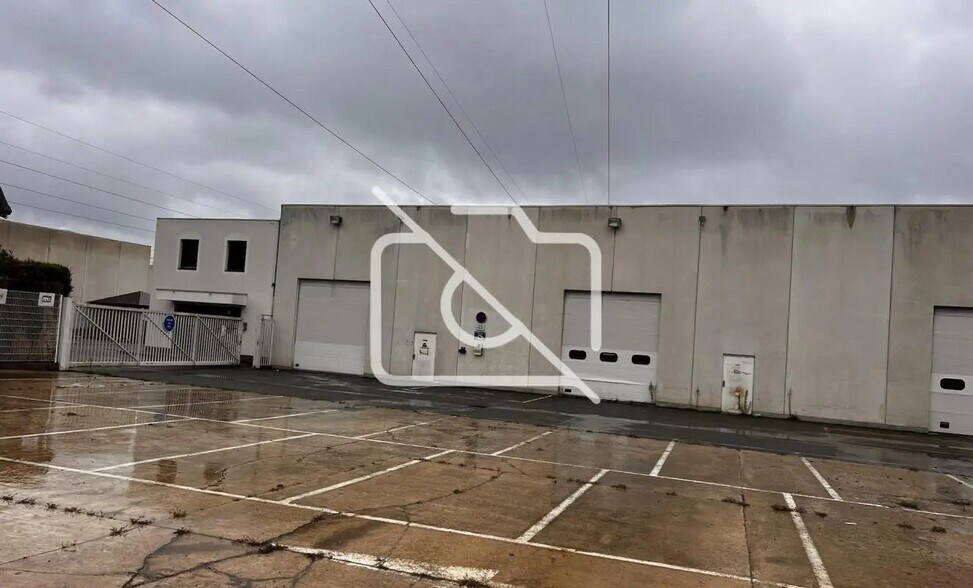 Industriel/Logistique dans Vert à louer - Photo de l’immeuble – Image 2 sur 11