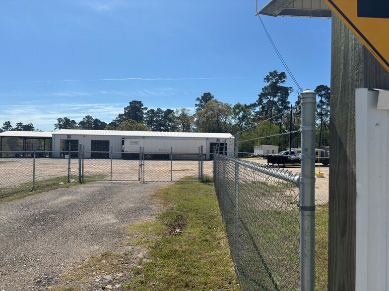 13046 Highway 105 E, Conroe, TX à louer - Photo de l’immeuble – Image 3 sur 14