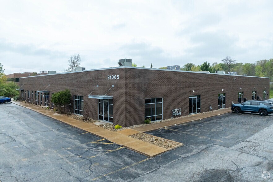 31005 Bainbridge Rd, Solon, OH à louer - Photo principale – Image 1 sur 5