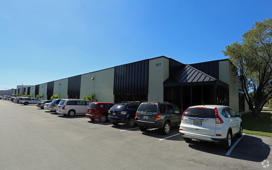 201 E Douglas Rd, Oldsmar, FL à louer - Photo principale – Image 1 sur 21