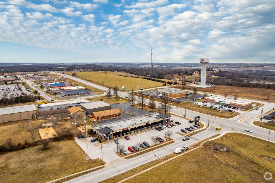 1717 S 15th St, Ozark, MO à louer - Photo principale – Image 1 sur 2