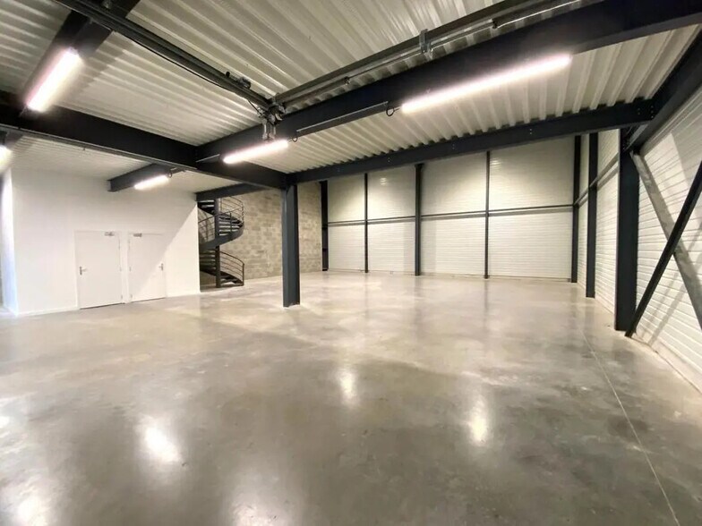Local d'activités dans Saint-Genis-Laval à vendre - Photo de l’immeuble – Image 3 sur 4