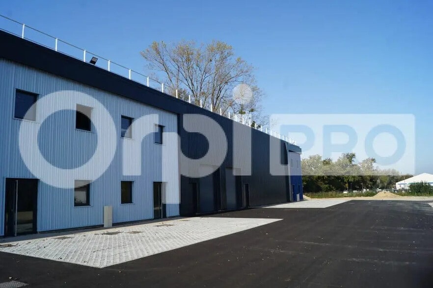 Local d'activités dans Saint-Rémy à vendre - Photo de l’immeuble – Image 3 sur 6