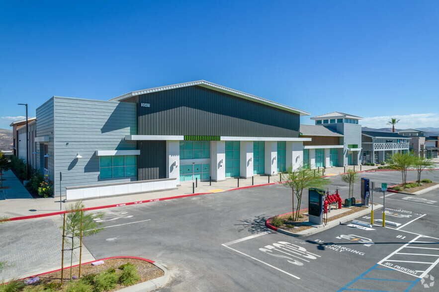 3941 Bedford Canyon Rd, Corona, CA à louer - Photo de l’immeuble – Image 2 sur 18