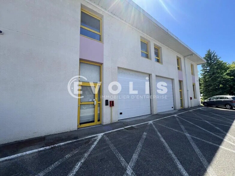 20 Rue Jean-Louis Calderon, Vaulx-en-Velin à louer - Photo de l’immeuble – Image 2 sur 16