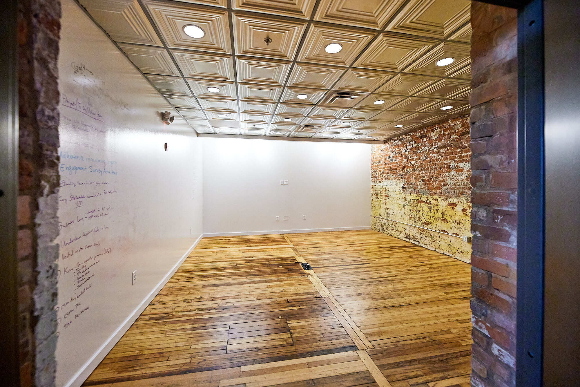 1250 Revolution Mill Dr, Greensboro, NC à louer Photo intérieure– Image 1 sur 4