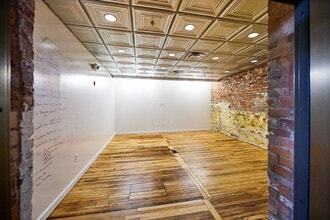 1250 Revolution Mill Dr, Greensboro, NC à louer Photo intérieure– Image 1 sur 4