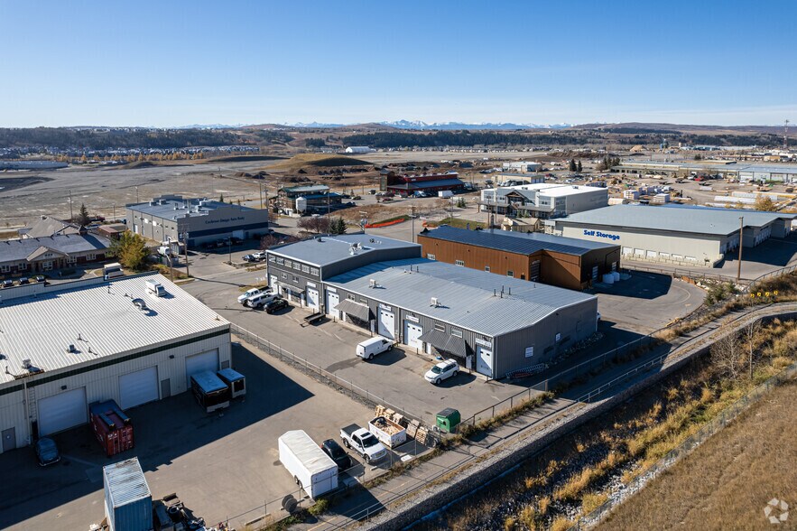 30 Griffin Ind Pt, Cochrane, AB à louer - Aérien – Image 2 sur 6