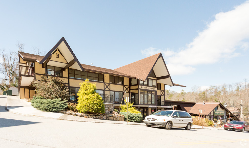 446 E Parkway, Gatlinburg, TN à louer - Photo de l’immeuble – Image 2 sur 34