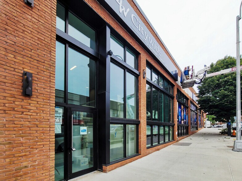 320 E 204th St, Bronx, NY à vendre - Photo de l’immeuble – Image 2 sur 11