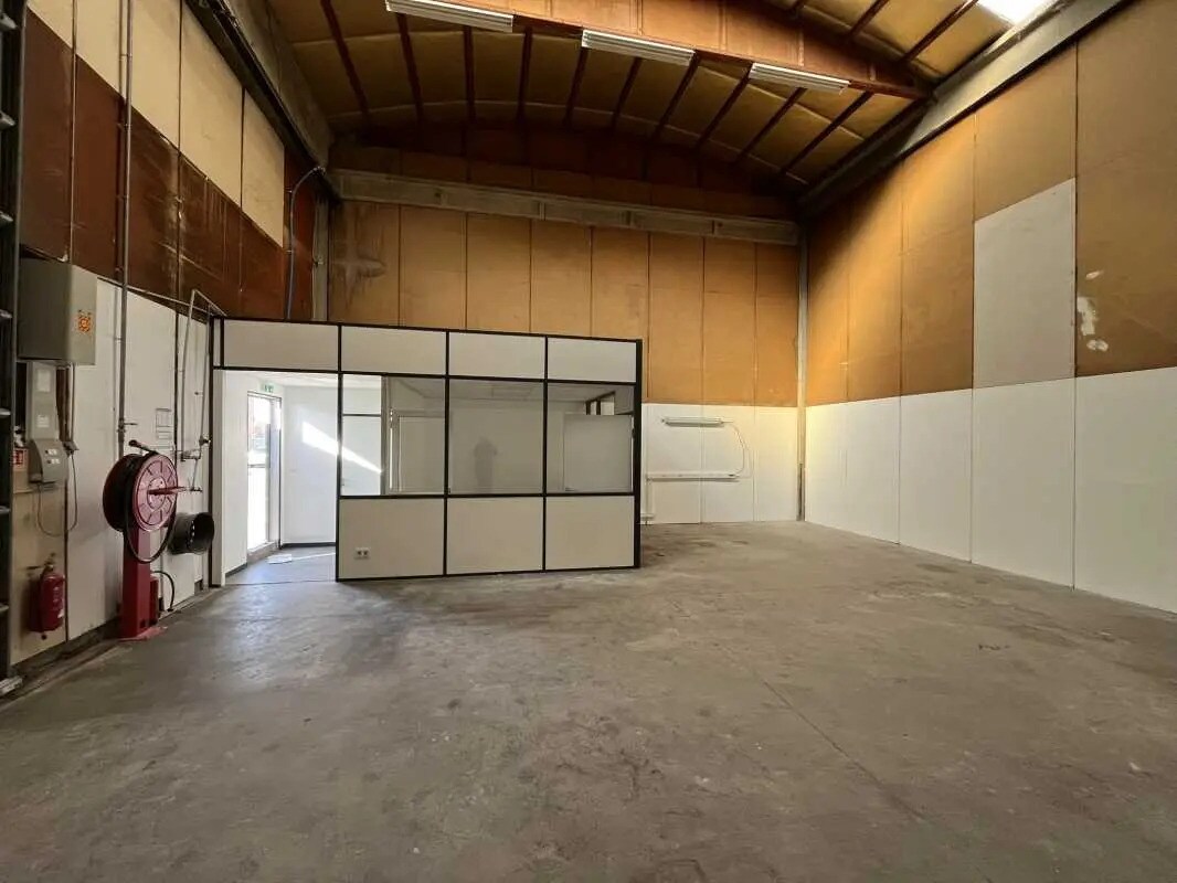 9 Rue Du Dauphiné, Saint-Priest à louer Photo de l’immeuble– Image 1 sur 14