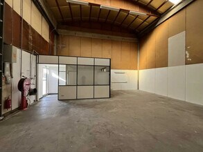 9 Rue Du Dauphiné, Saint-Priest à louer Photo de l’immeuble– Image 1 sur 14