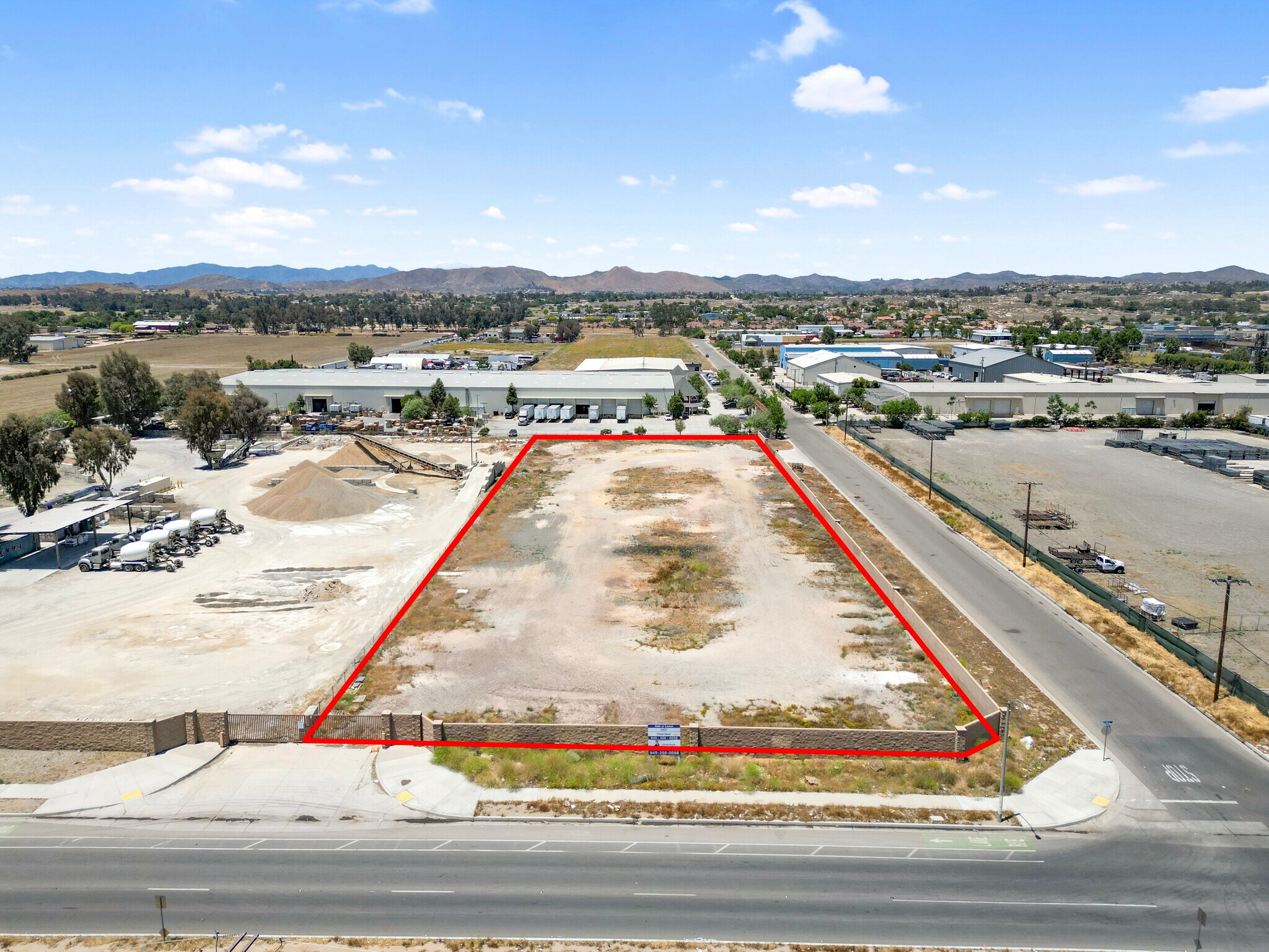 1980 Goetz Rd, Perris, CA à vendre Photo de l’immeuble– Image 1 sur 10