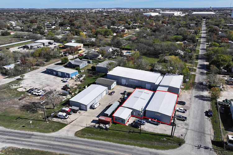 602 S Loop 4, Buda, TX à louer - Photo de l’immeuble – Image 1 sur 21
