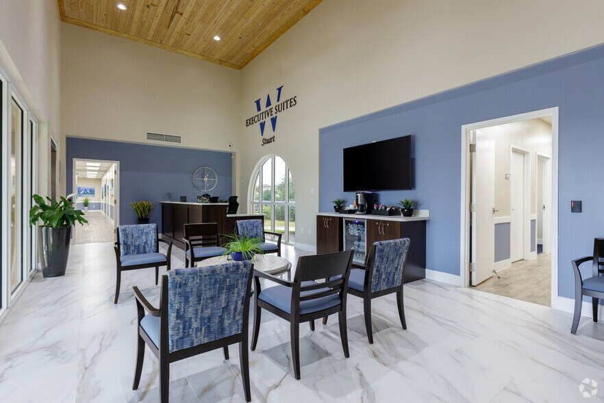 770 SE Indian St, Stuart, FL à louer - Hall d’entrée – Image 3 sur 18
