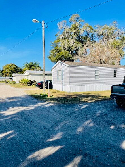 904 N Kingsway Rd, Seffner, FL à vendre - Photo principale – Image 2 sur 17