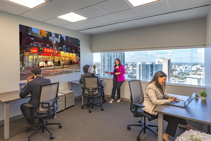 100 SE 2nd St, Miami, FL à louer - Photo intérieure – Image 2 sur 9