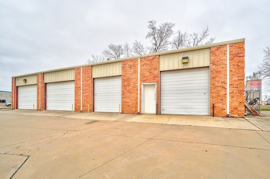 200 S Fretz Ave, Edmond, OK à louer - Photo de l’immeuble – Image 3 sur 7